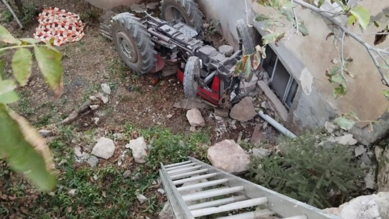 Önce evin duvarına çarptı ardından 6 metreden bahçeye uçtu. 2 kişi hayatını kaybetti