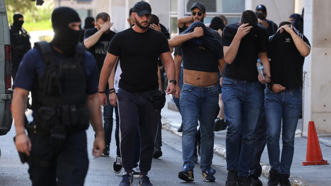 Polis holiganları arıyor. Hükümet devreye girdi