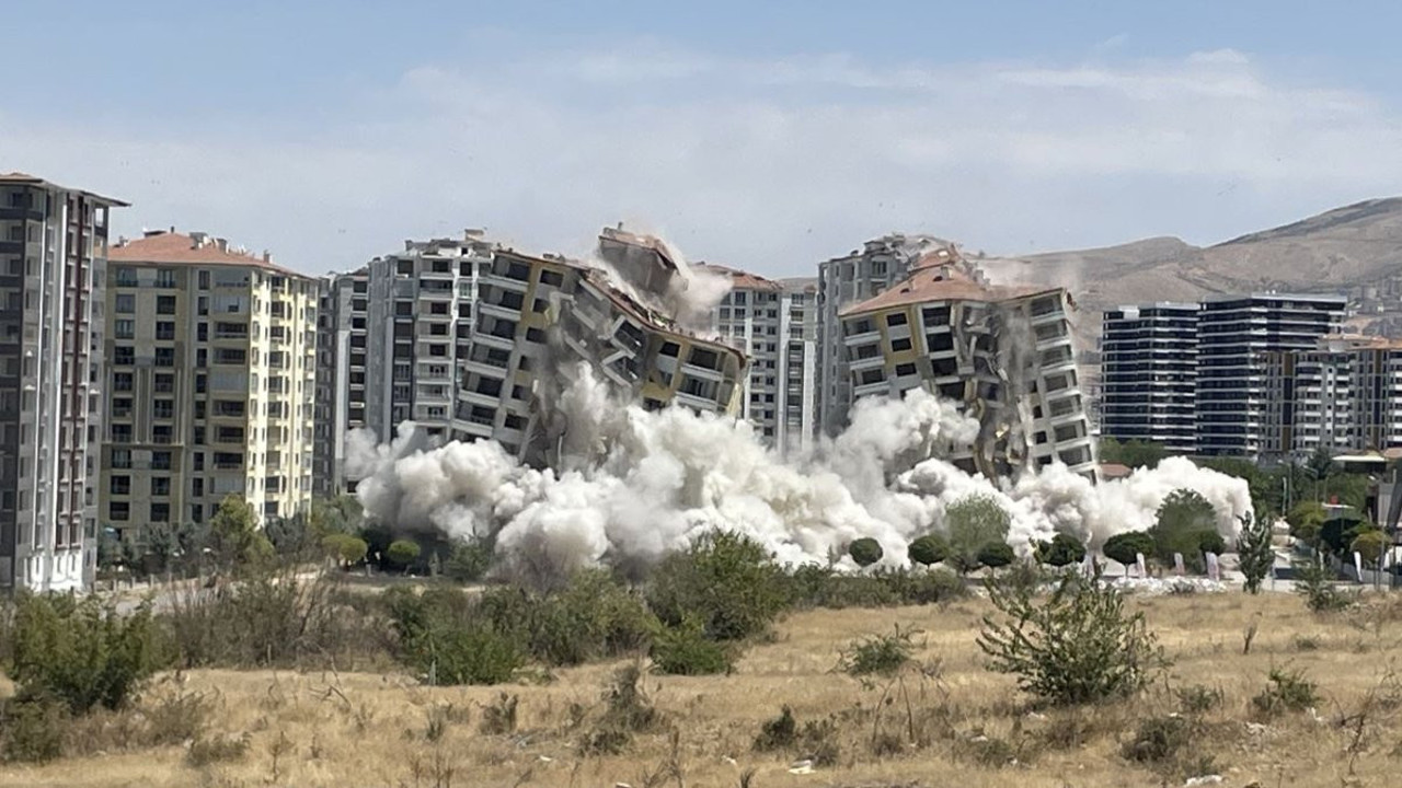 12 katlı iki bina 160 kilo patlayıcıyla 5 saniyede yerle bir edildi