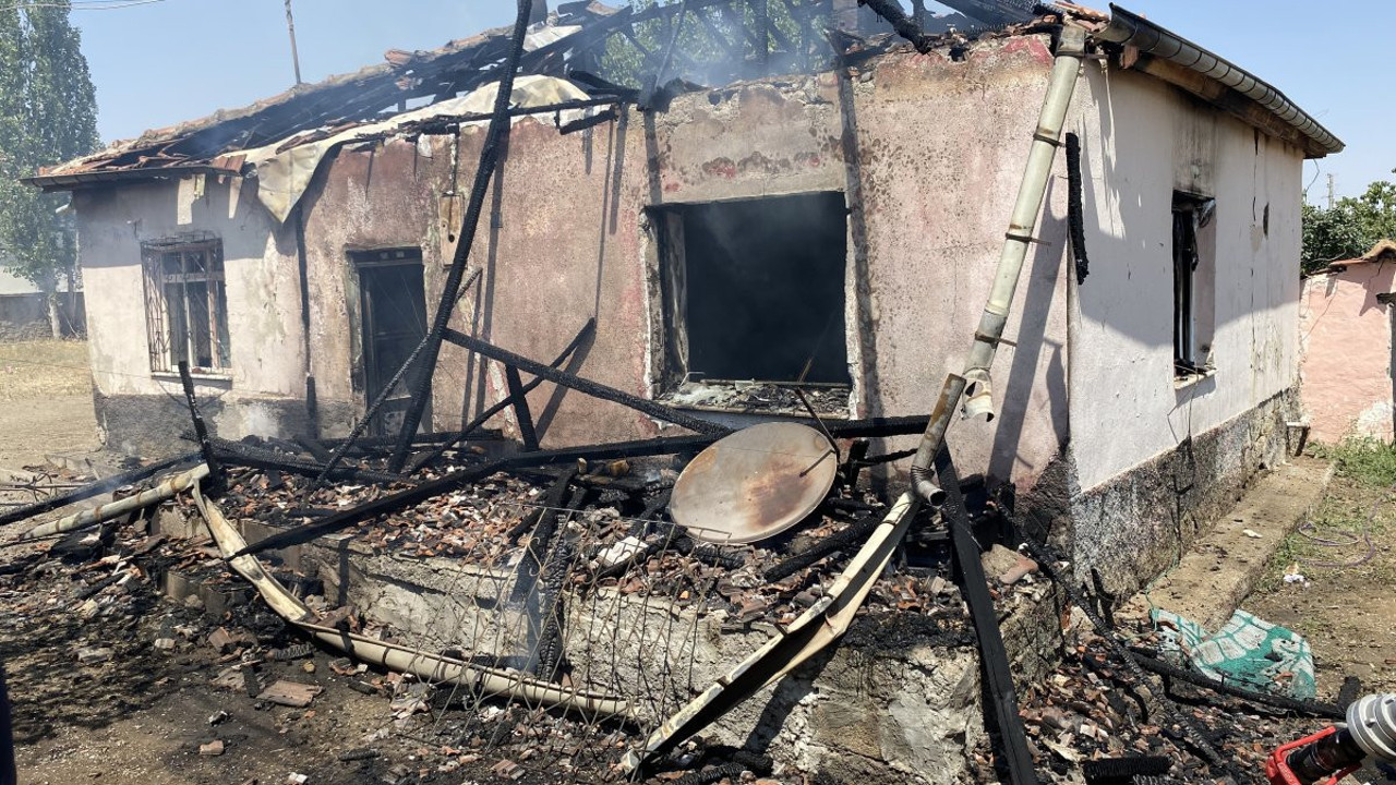 Çocuklarını yangından kurtarmaya çalışırken hastanelik oldu