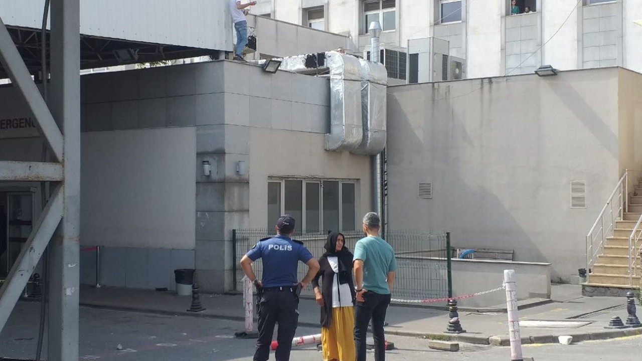 Kaybolan anahtarının bulunması için çatıya çıkan kişi ikna edilerek indirildi