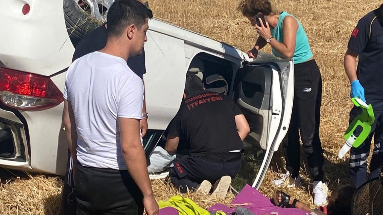 Takla atan otomobil tarlaya devrildi: 4 yaralı