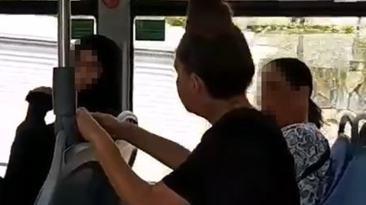 Tesettürlü kadına otobüste çirkin saldırı. “Peçeni de al git” diyen kadına otobüstekiler gerekli cevabı verdi