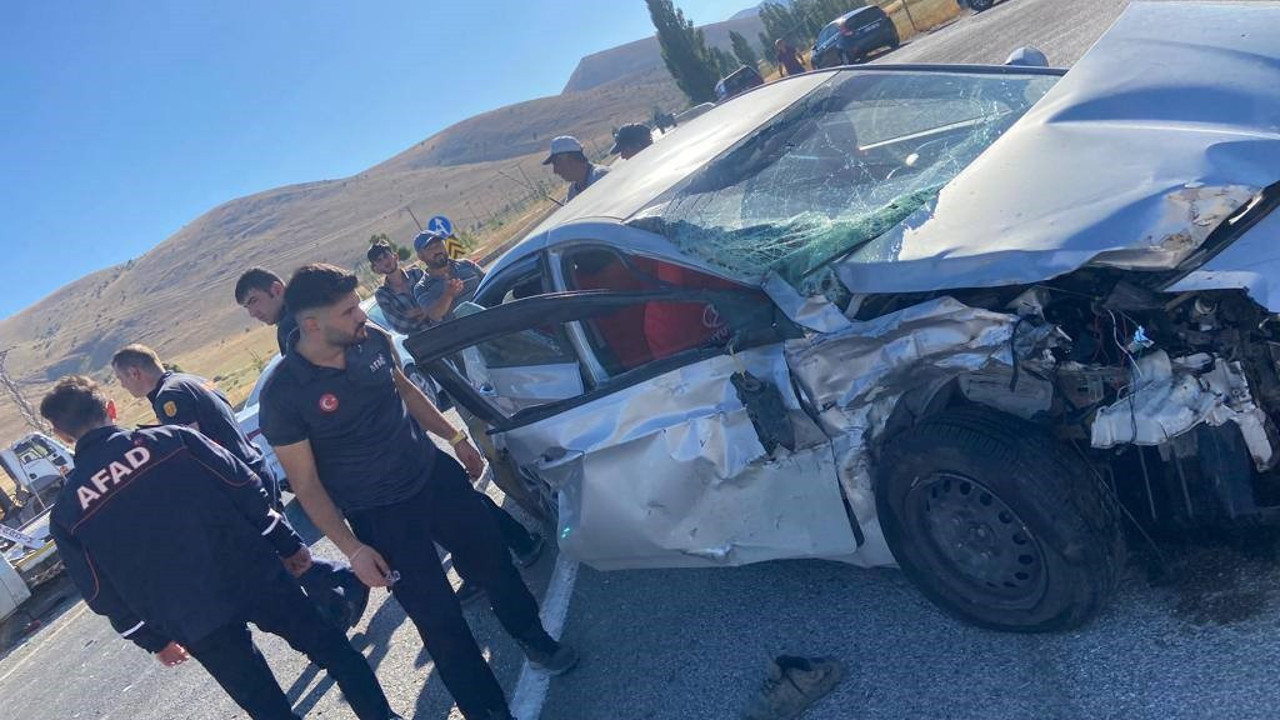 Bayburt'ta otomobil ile çekici çarpıştı: 3 yaralı