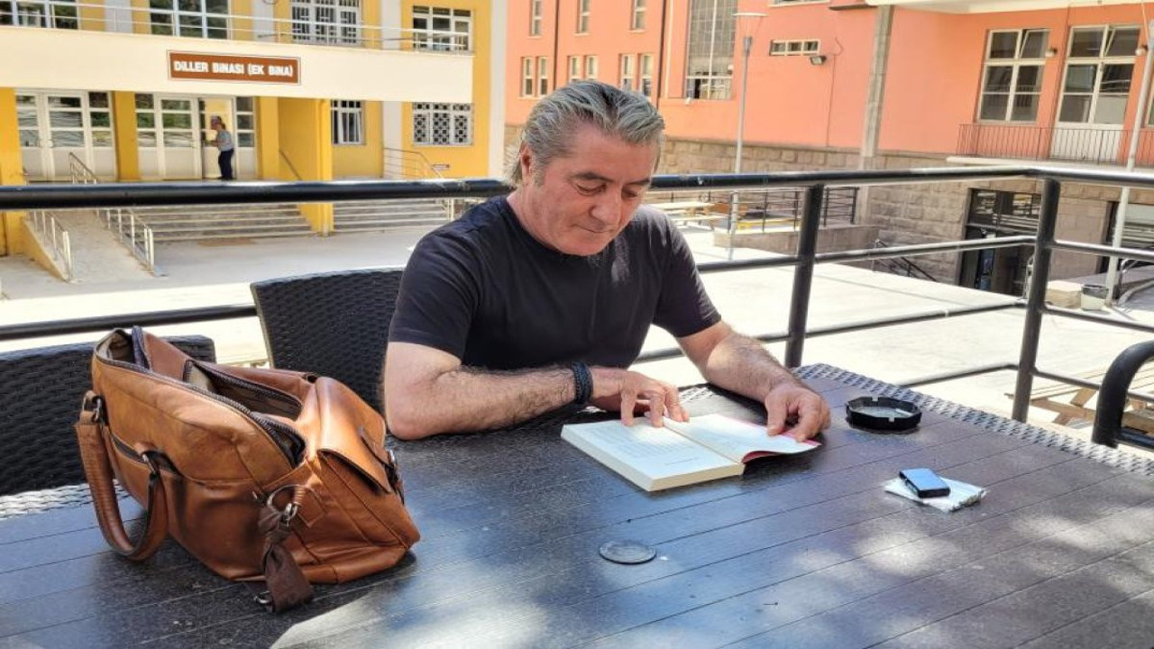 Mahkeme kararıyla işe iade edilen akademisyene üniversite oda vermedi, masasını bahçeye kurdu