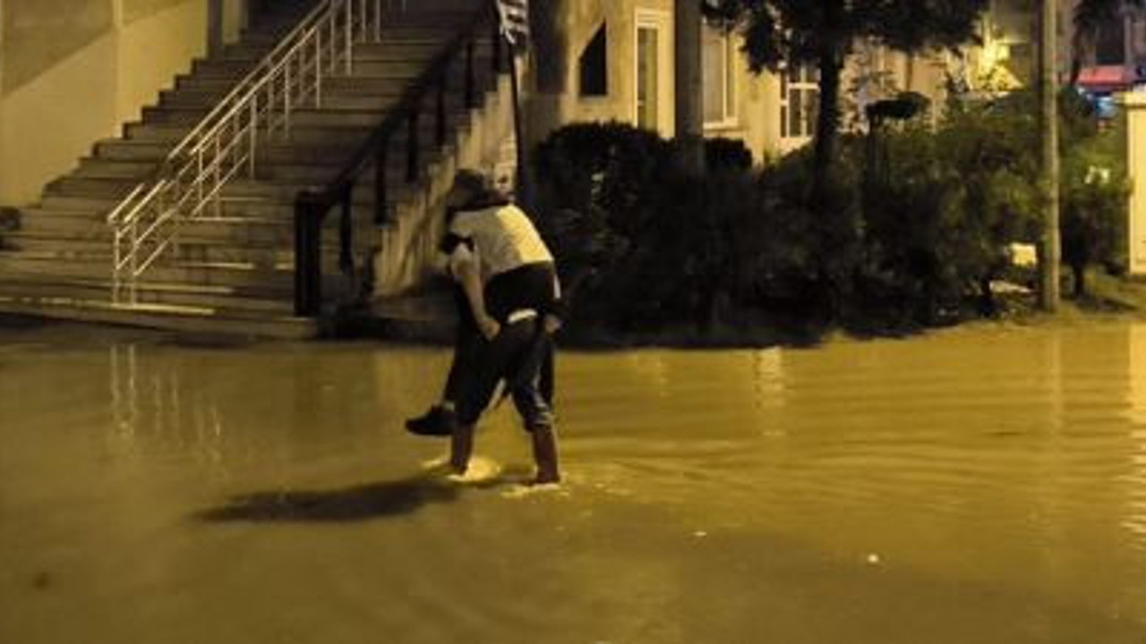 Koca ilçede yağış dereleri taşırdı caddeler göle döndü