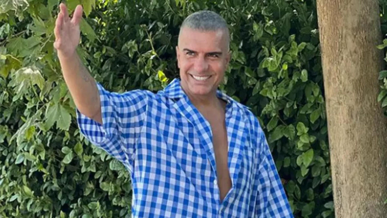 Berdan Mardini meyhane masa örtüsü elbisesiyle poz verdi