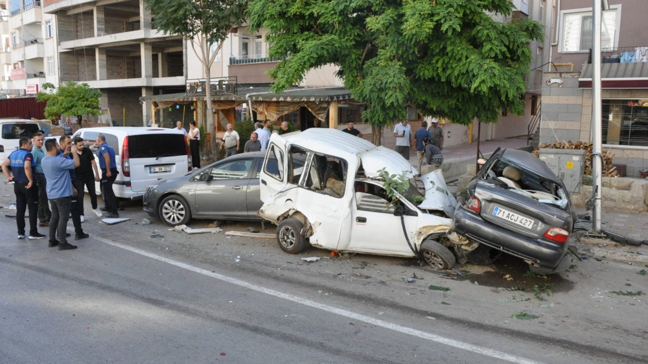 Freni patlayan kamyon ortalığı savaş alanına çevirdi. 8 araca çarparak durabildi