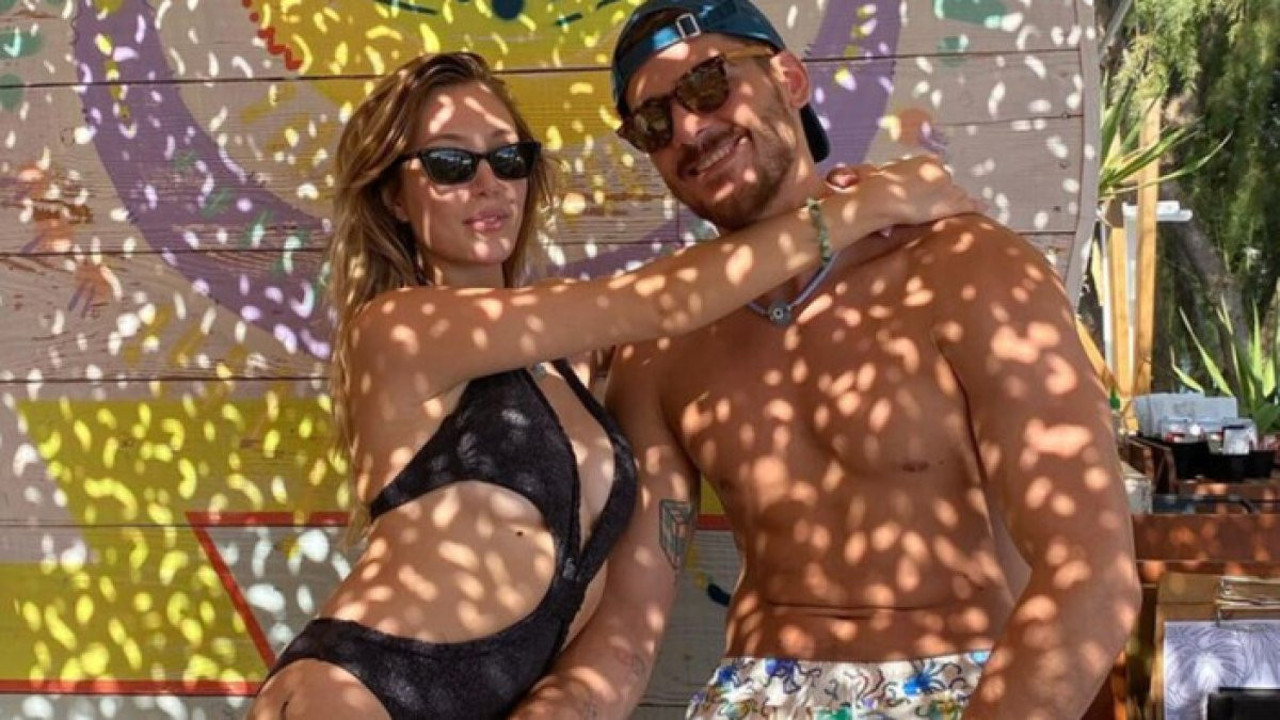 Yasmin Erbil tatilde aşk pozu verdi