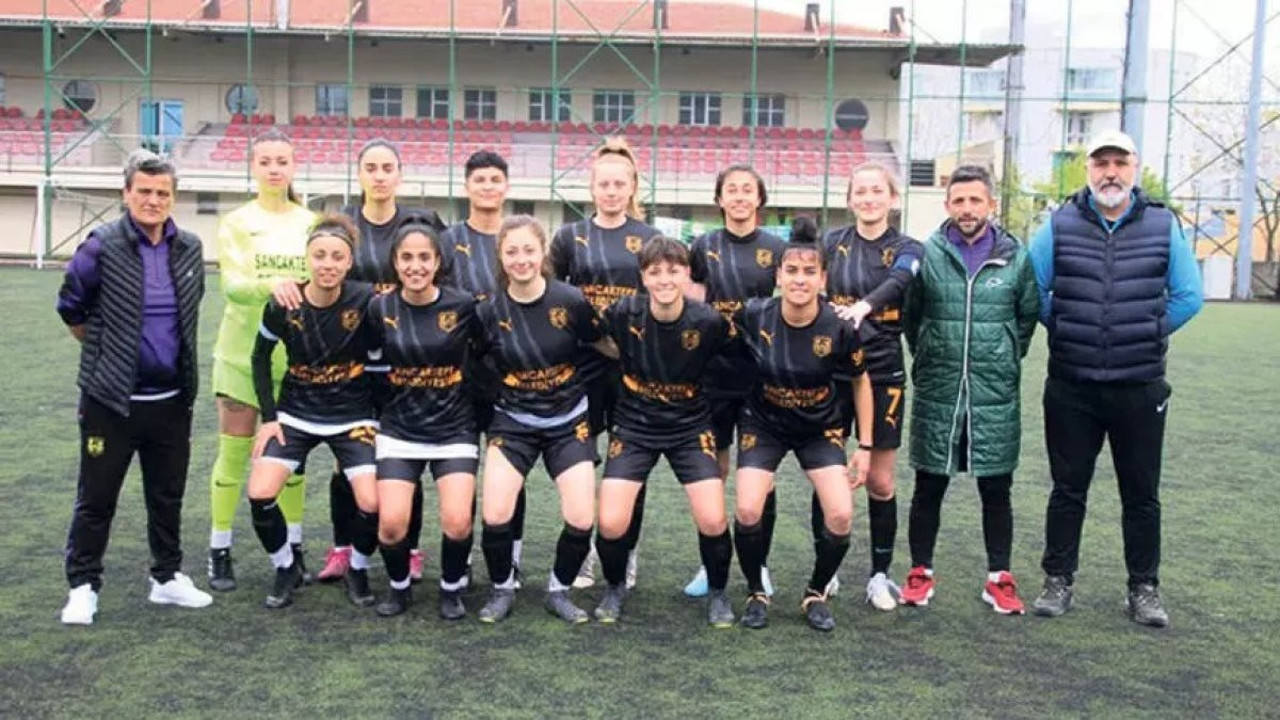 Kadın futbolcular sahada hakeme meydan dayağı attı