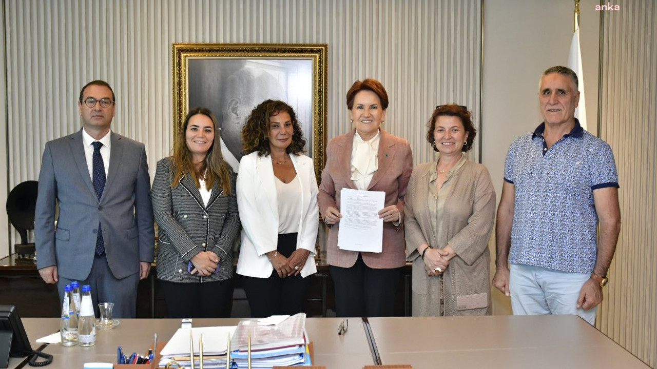 Akşener, İsveç'te Kuran-ı Kerim'in yakılmasının ardından Stockholm Mahkemesi'ne başvuran İYİ Partililerle bir araya geldi