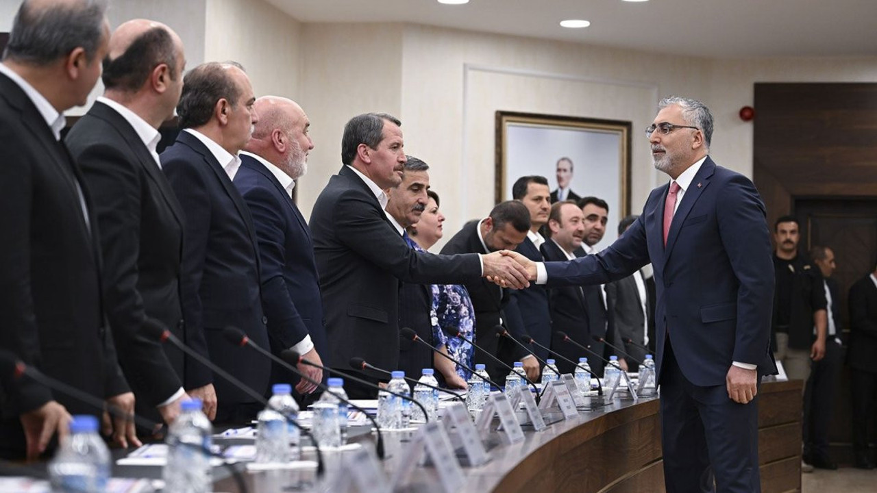 Memur zamları için gizli toplantı başladı. Bakanlığın ışıkları yanıyor