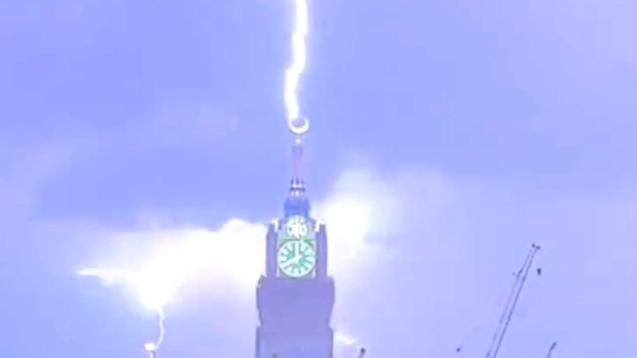 Mekke’yi ‘Süper Hücre’ vurdu. Görevliler yerlerde sürüklendi