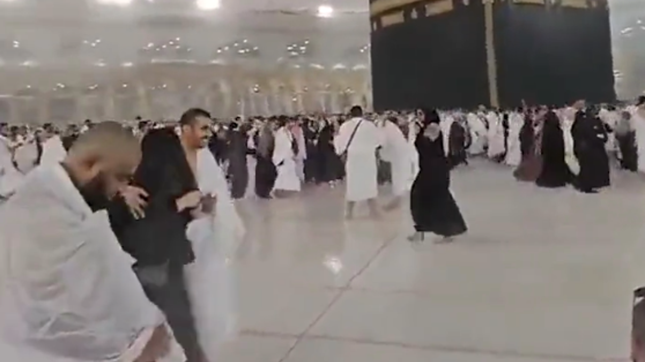Kabe'de tavaf sırasında insanlar savruldu. Mekke'yi süper hücre vurdu