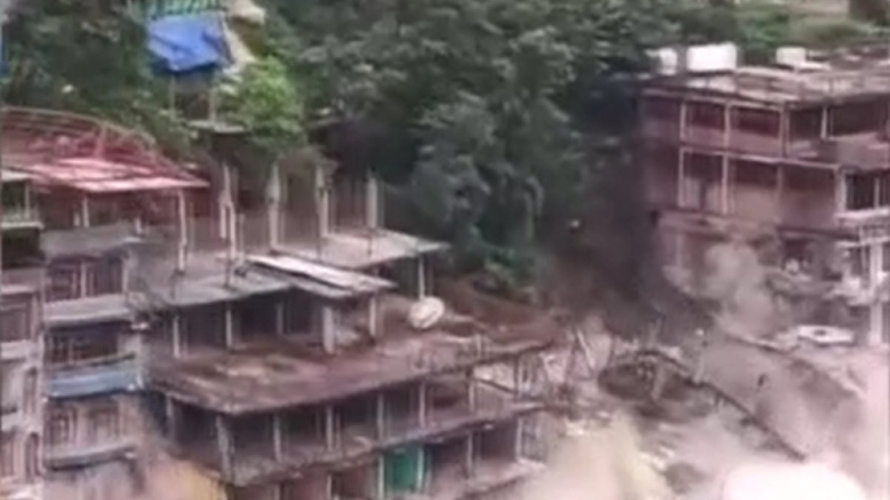 Hindistan'da toprak kayması işte böyle görüntülendi