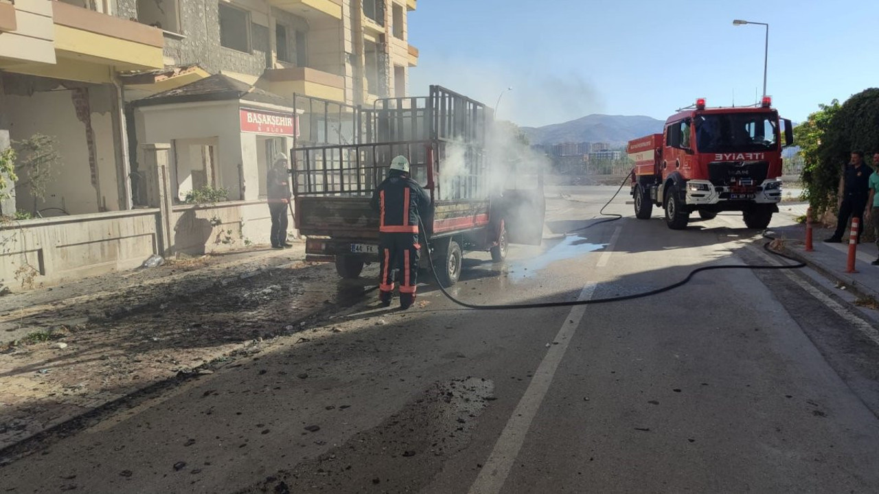 Malatya'da kamyonet kasasında yangın