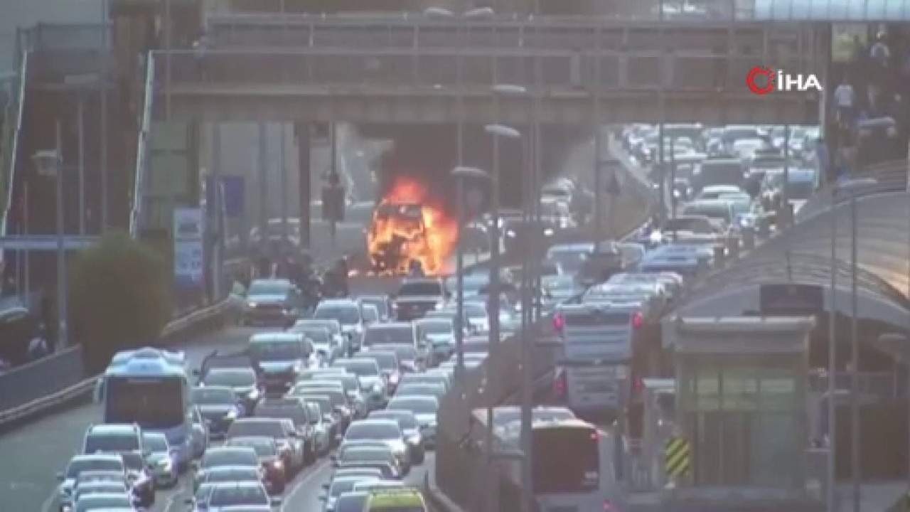 E5’te minibüs yandı. Trafik durma noktasına geldi