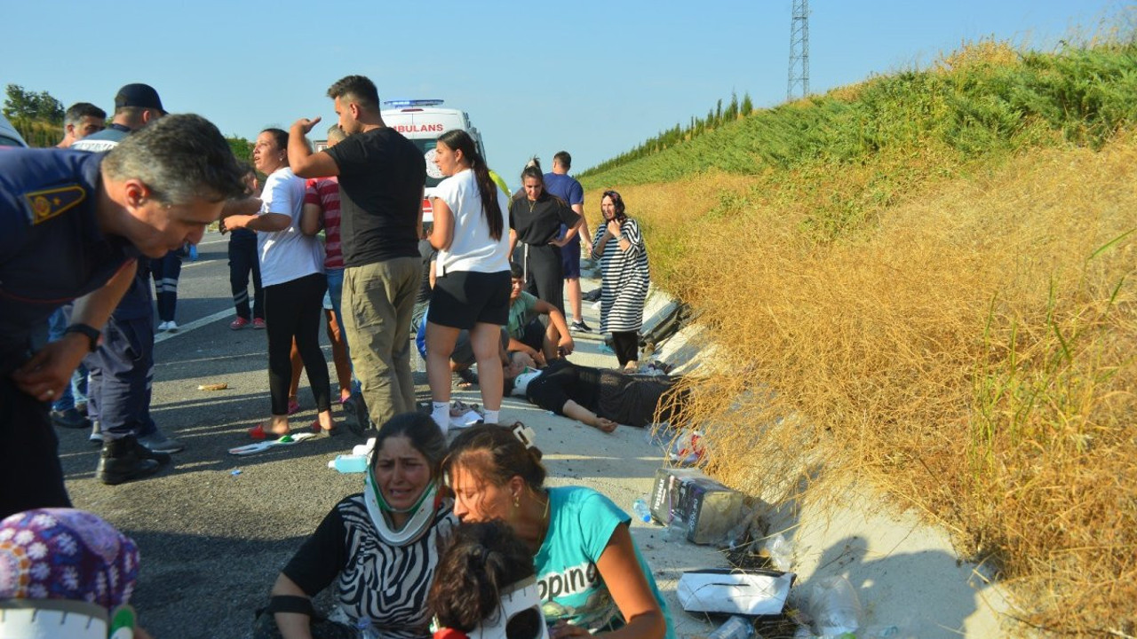 İşçi servisi ile otomobil çarpıştı: 1’i ağır 30 yaralı