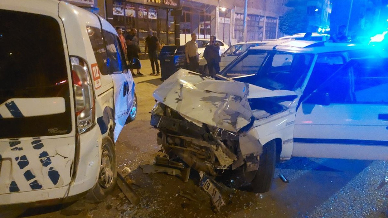 Otomobil, park halindeki polis aracına çarptı: 1'i polis 3 yaralı