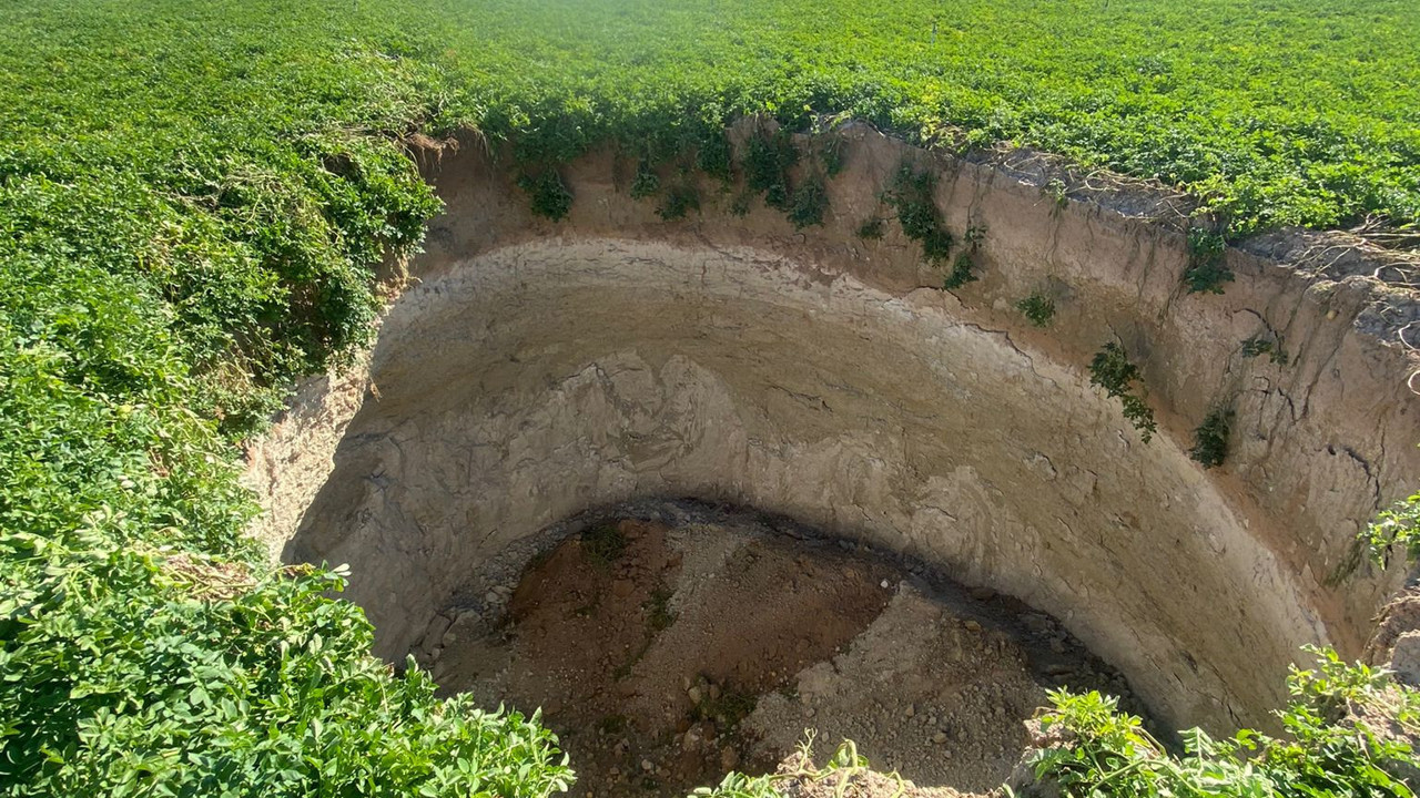 Konya'da 15 metre derinliğinde obruk oluştu