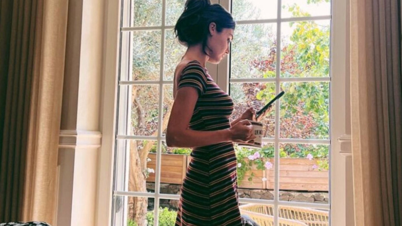 Hande Erçel ev halini paylaştı. Elbisesinin fiyatı ortaya çıktı