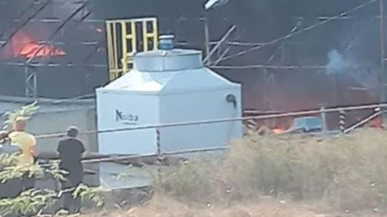Boya fabrikası yandı. Gökyüzü kara dumanla kaplandı
