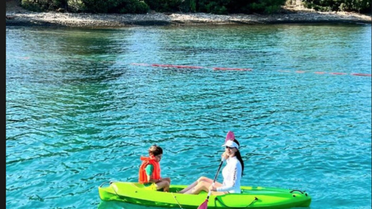 Fahriye Evcen oğlu Karan ile kano yaptığı anları paylaştı