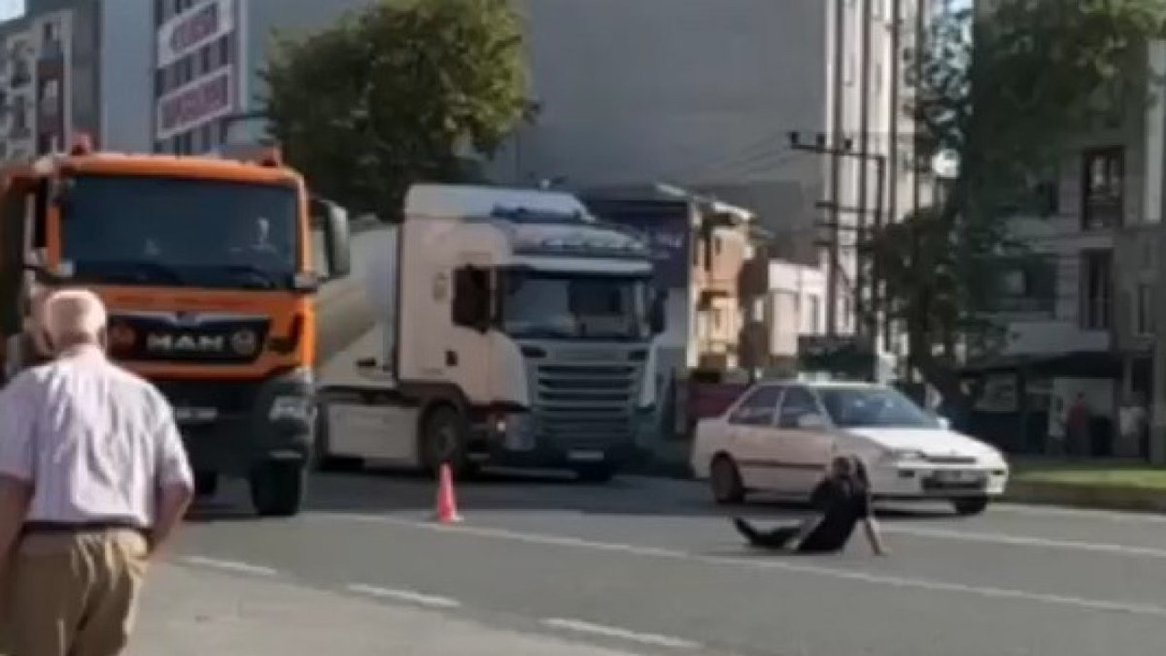 Bir vatandaş akan trafiğe aldırış etmeden yolun ortasına yattı. Geçim derdi vatandaşı delirtmiş olmalı