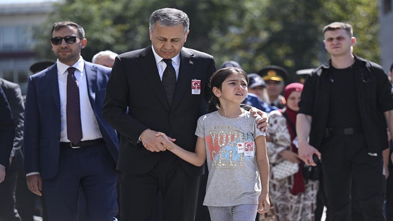 Bakan Yerlikaya şehit polisin çocuklarının ellerinden tuttu