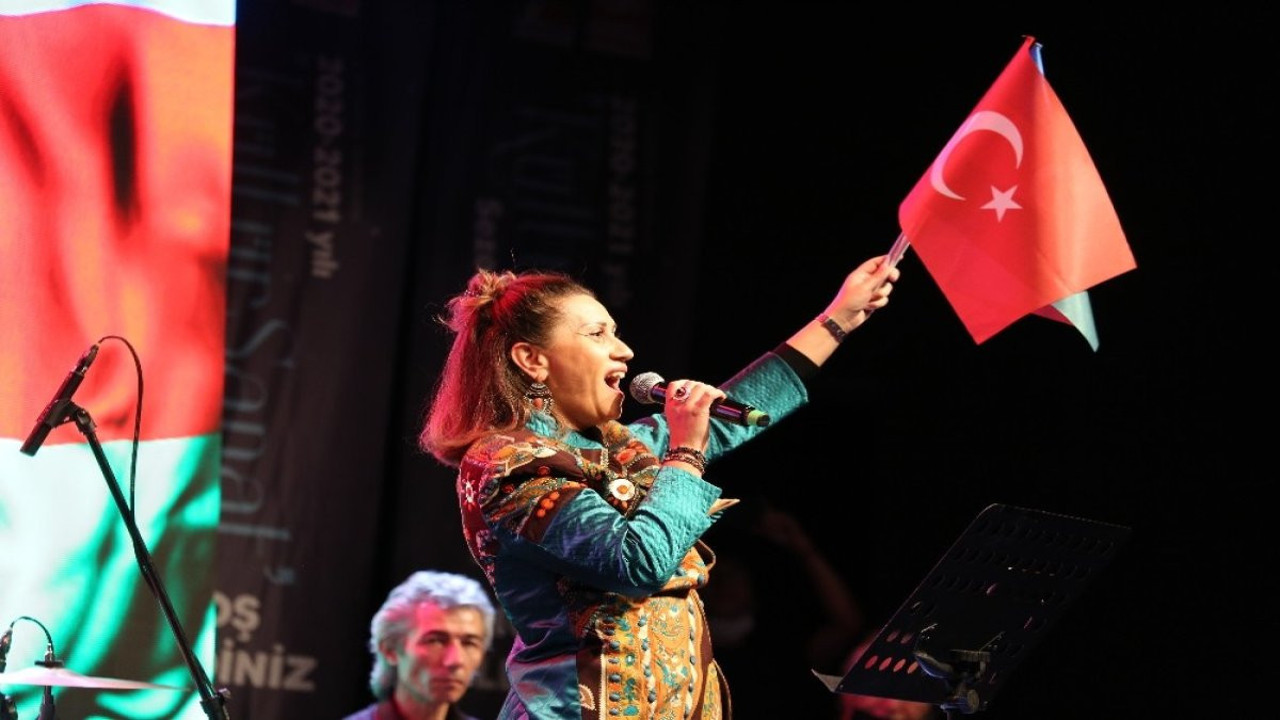 Azerbaycan Devlet Sanatçısı Azerin, Serik'te konser verdi