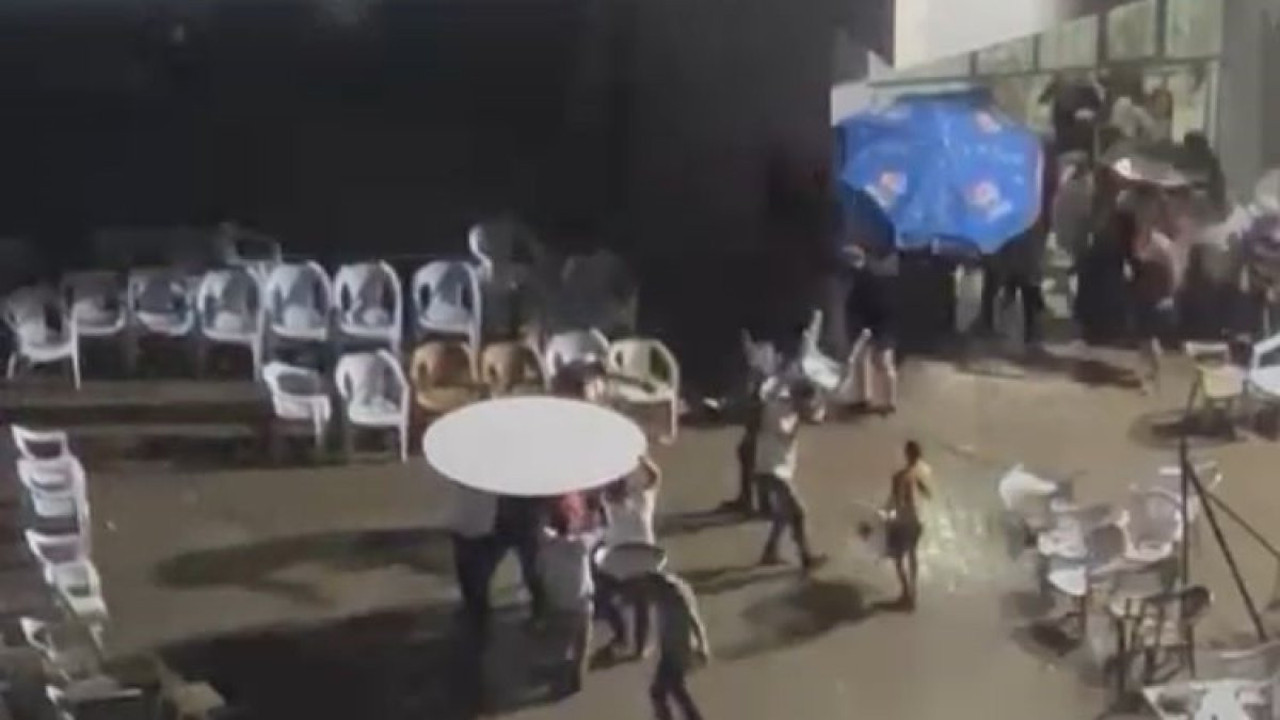 Halay sevdası yağmur dinlemedi: Masa ve sandalyelerle böyle halay çektiler