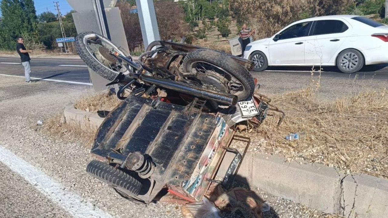 Sepetli motosiklet ile otomobil kaza yaptı: 1 kişi yaralandı
