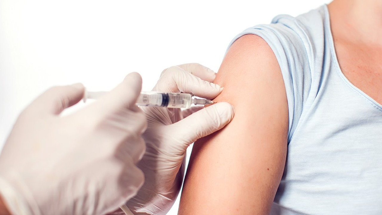 Uzmanı dünyada en çok görülen virüsü açıkladı. Erken yaşlarda aşı cinsel yolla bulaşan hastalığa karşı koruyor