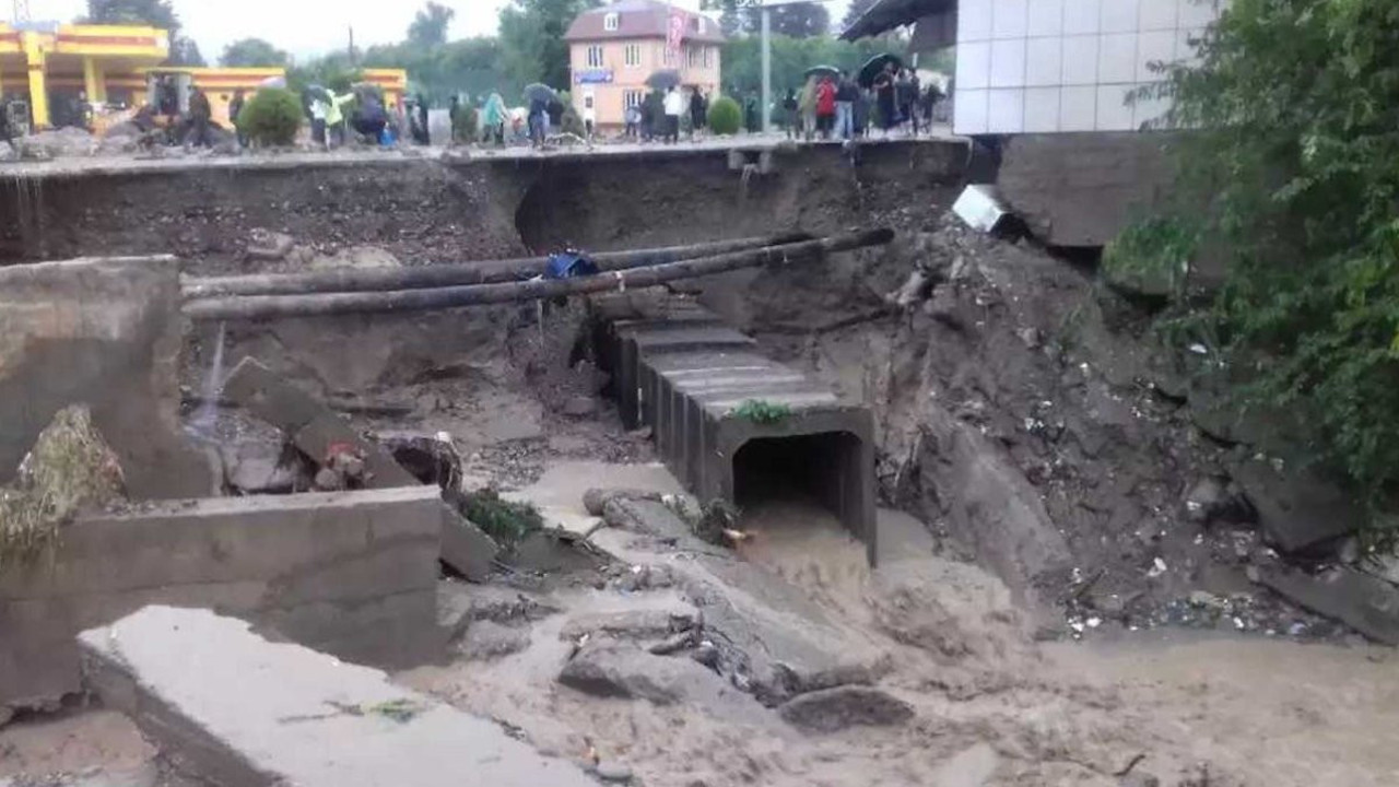 Tacikistan'da aşırı yağışlar 13 can aldı