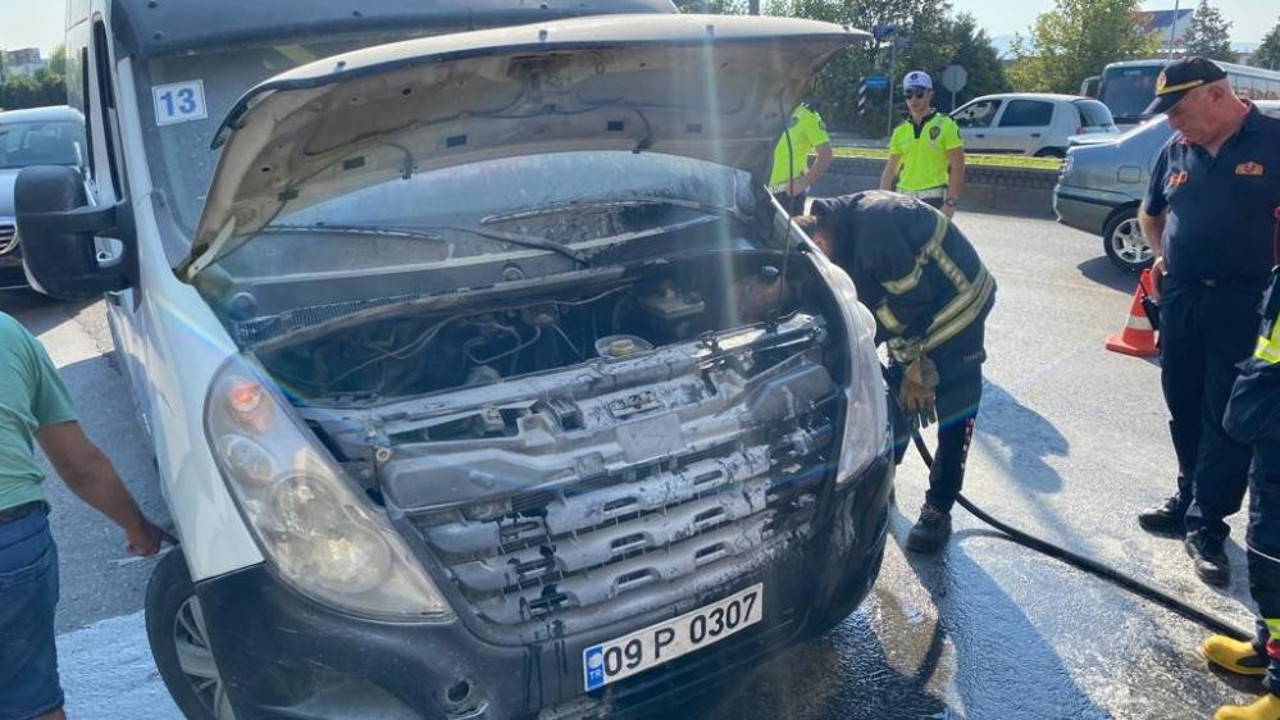 Efeler'de seyir halindeki araçta yangın çıktı
