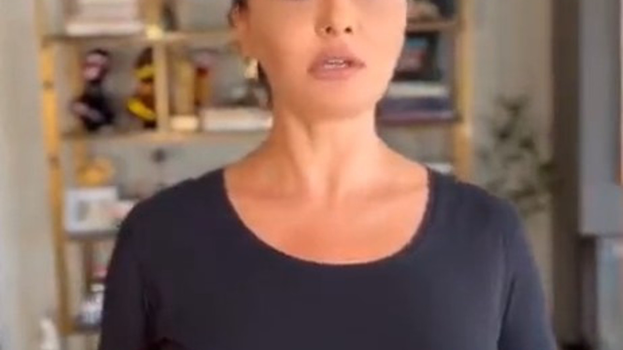 Nurgül Yeşilçay’dan robot Sophia taklidi