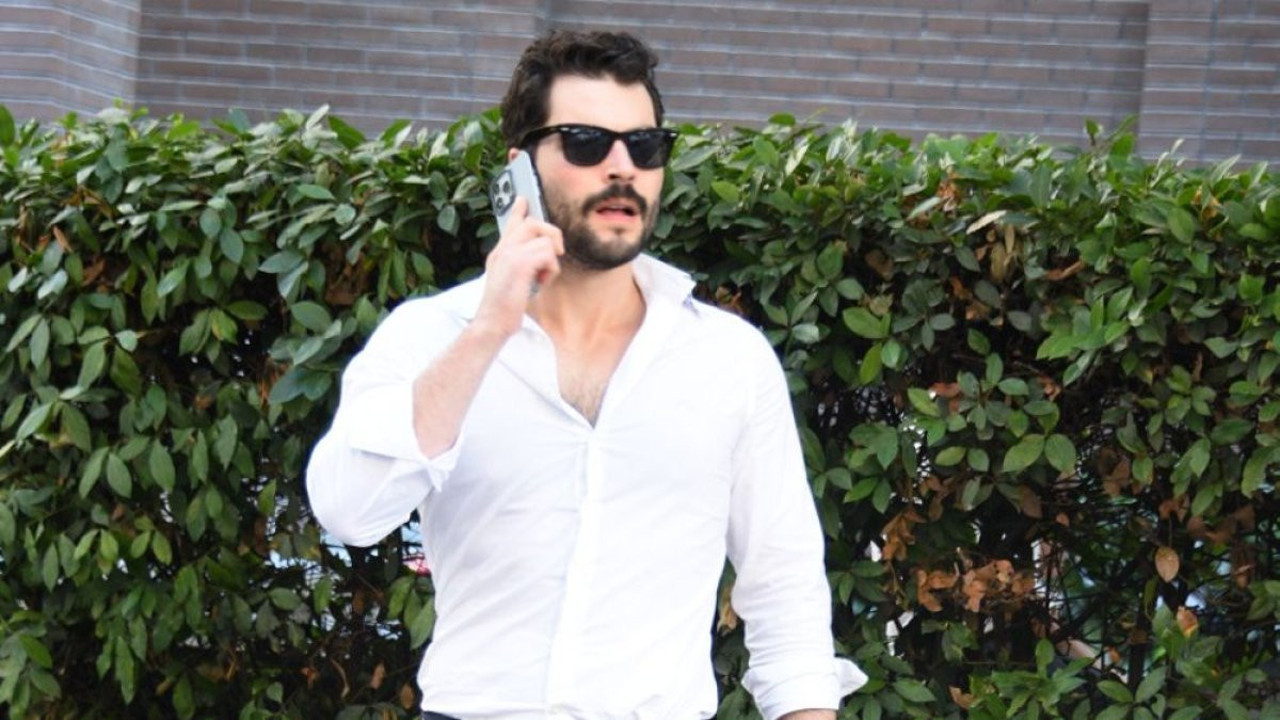 Akın Akınözü hastane çıkışı panik oldu. Telefonu elinden düşürmedi