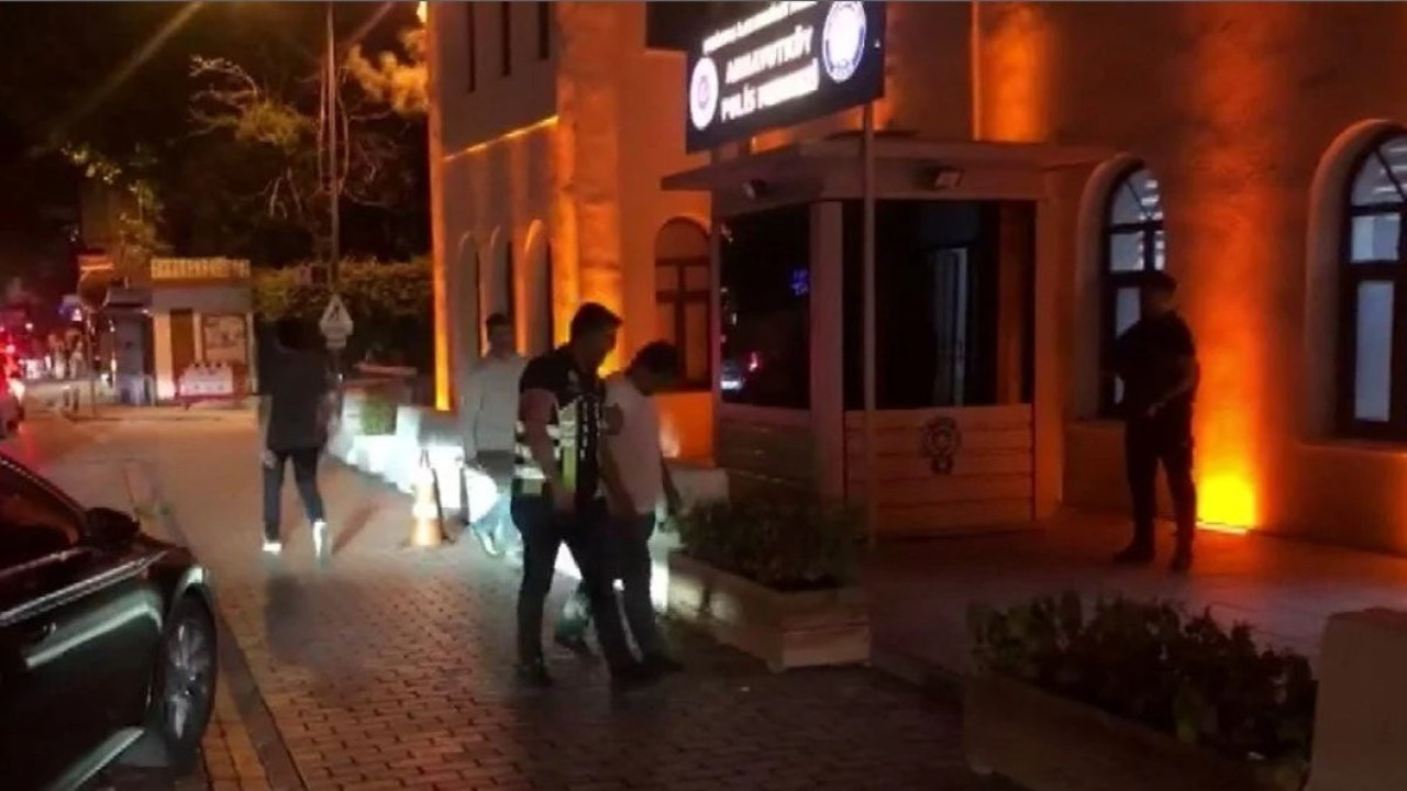 Polisten park ücreti isteyen değnekçiye suçüstü