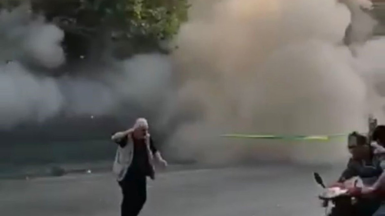 Ağır hasarlı bina yıkım esnasında çöktü: Mahalleli deprem sanıp kendini dışarı attı