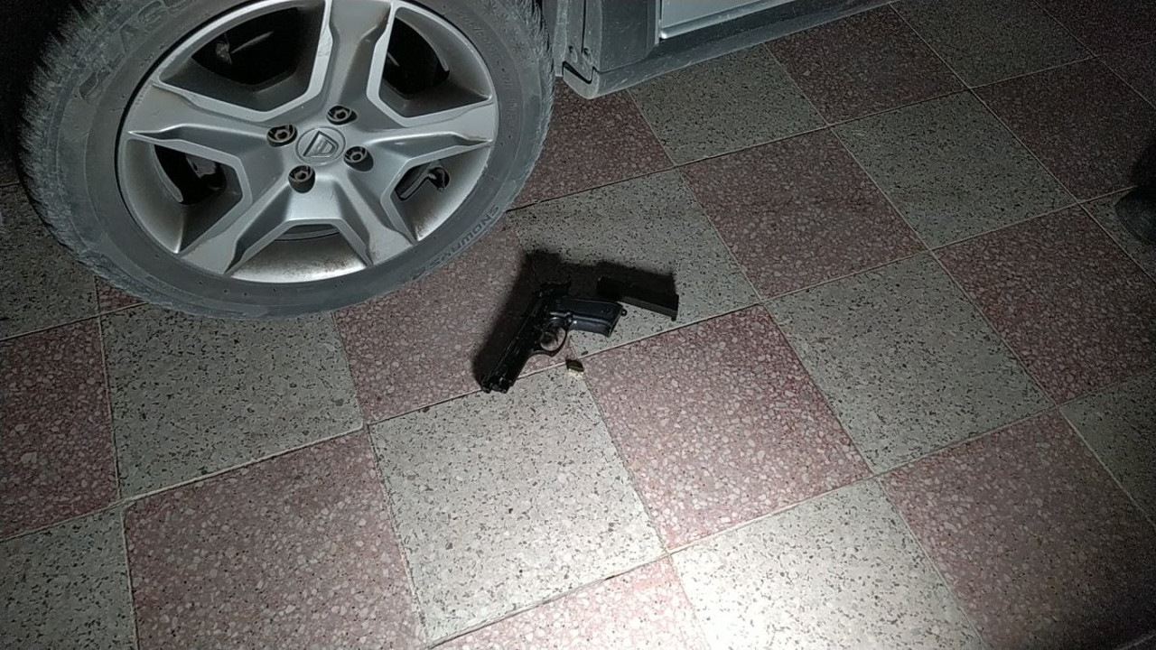 Bina bahçesinde şarjörü dolu bir tabanca bulundu