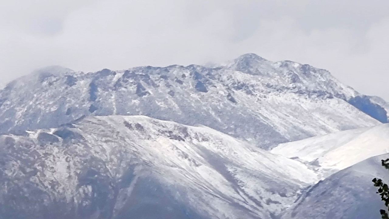 Ağustos'un sonunda Süphan Dağı'na kar yağdı