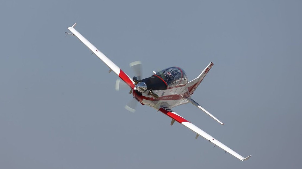 Askeri eğitim uçağı acil iniş yaptı. 2 pilot hastaneye sevk edildi