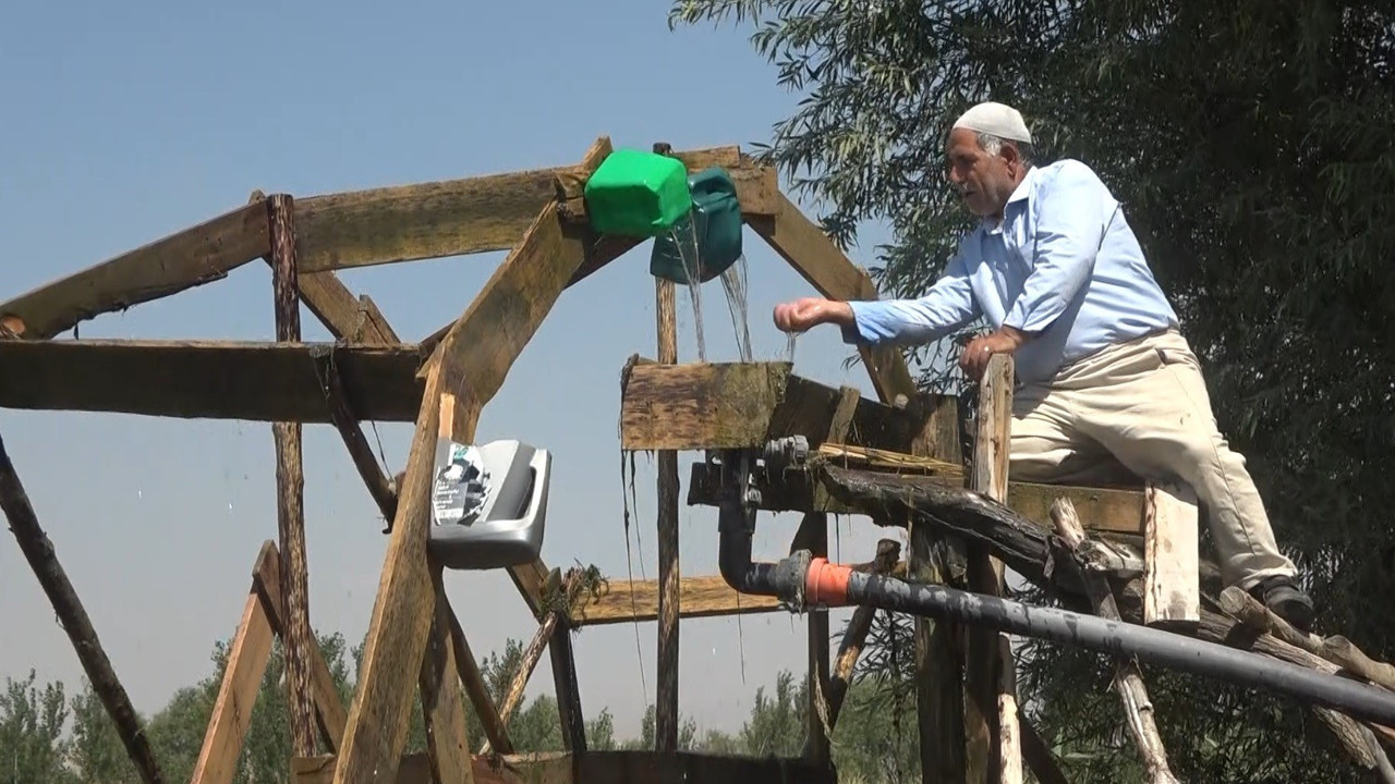 Atık malzemelerden yaptı tarlasını bedava suluyor. Mazot satın almayı unuttu