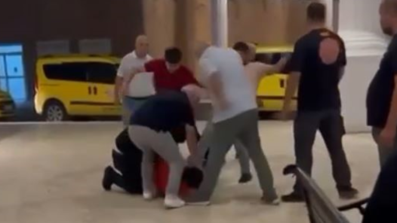 Taksiciler şoförü yere yatırıp dakikalarca tekmeledi