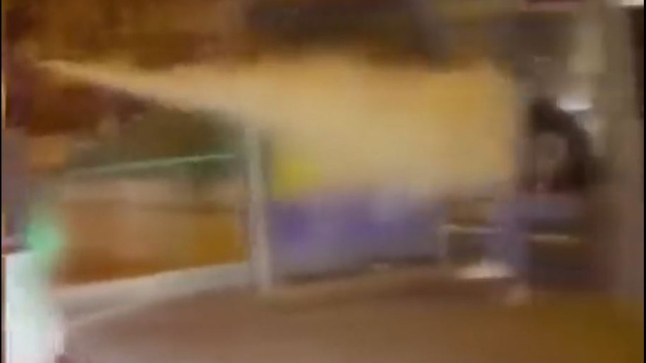 Otobüs durağında bekleyen kadına yangın söndürme tüpü sıkıp hızla kaçtılar