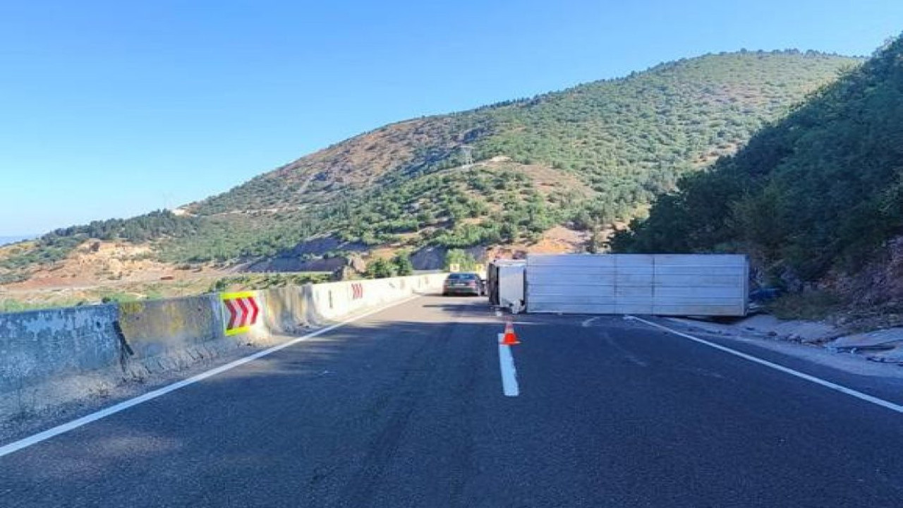 Nakliye kamyonu yan yattı