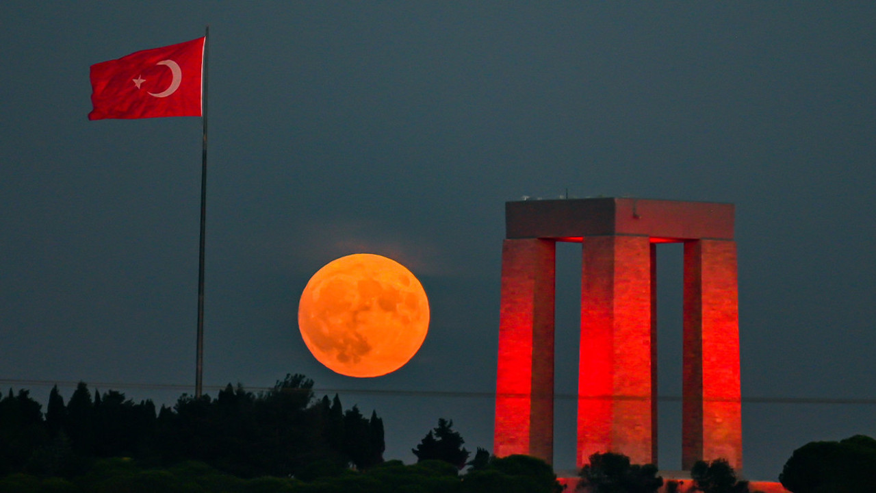 Süper Mavi Ay Şehitlik Abidesi'yle buluştu
