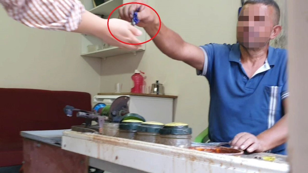 Kendini ‘şeyh’ olarak tanıtan adamın aylık geliri dudak uçuklattı. Kapının önünde fiş kesip tarifeye göre muska yazıyor