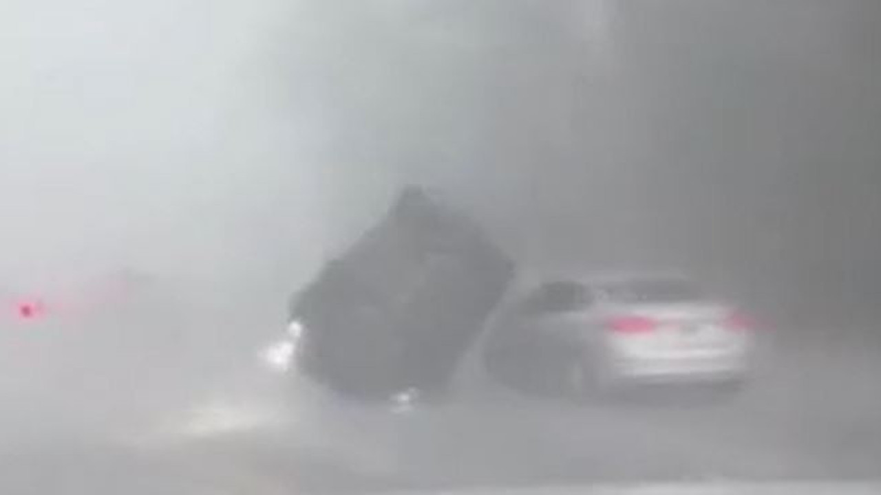 Kasırga otoyoldaki araca takla attırdı