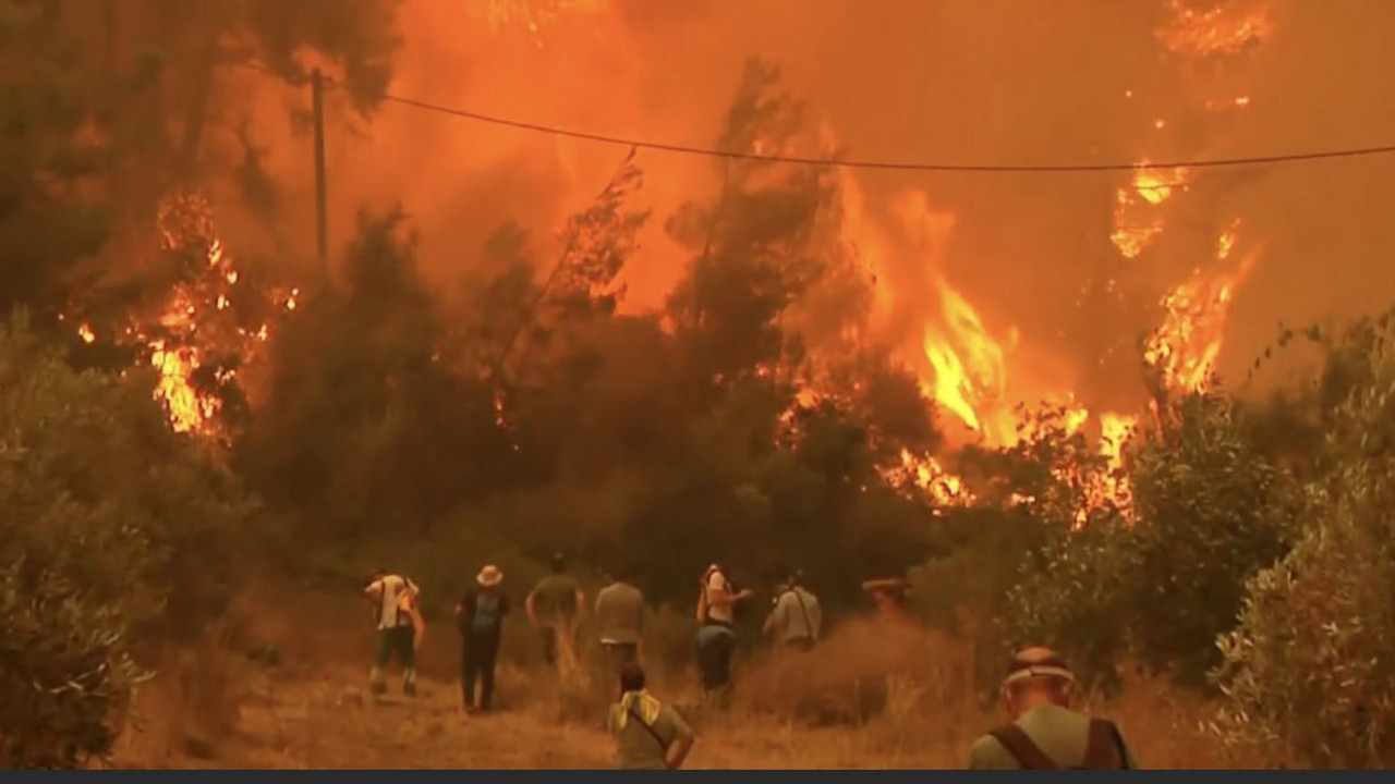 Yunanistan'daki yangın Türkiye sınırına dayandı. Alevler Türkiye'den görülüyor